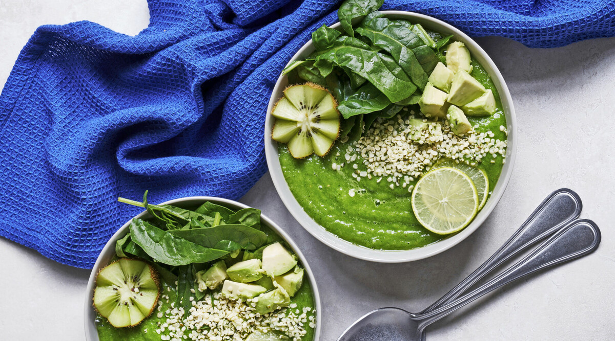 Grön smoothiebowl med kiwi och avokado