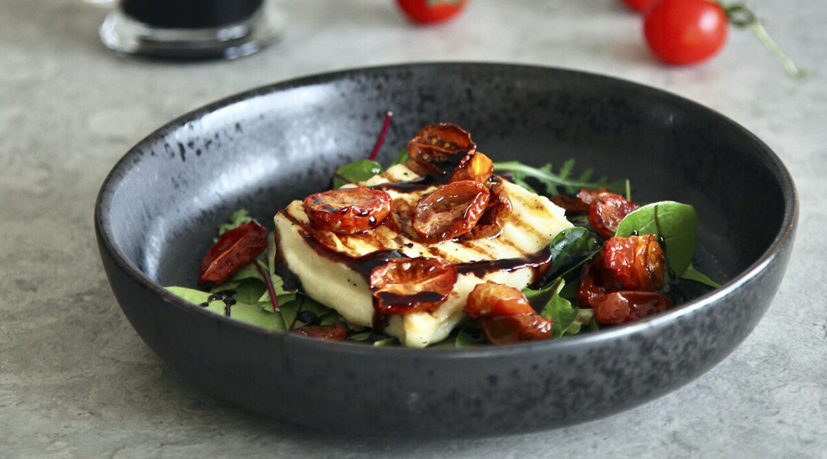 Grillad eldost med rostade tomater och balsamico