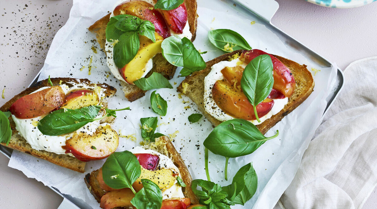 Bruschetta med nektarin och citronricotta