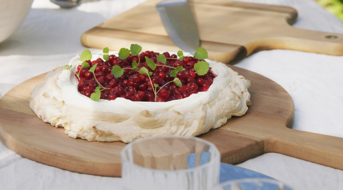 Pavlova med rårörda lingon och vispad crème fraiche