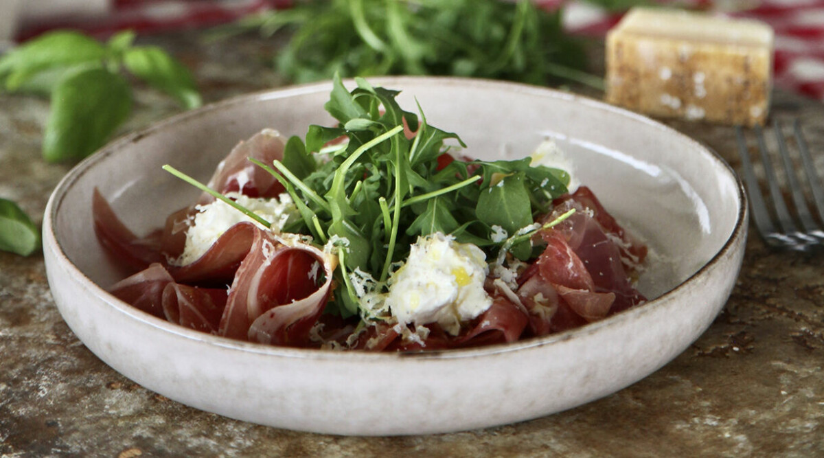 Parmaskinka med parmesan­tryffelkräm och pinjenötter