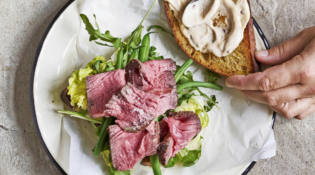 Toast med steak och chipotlemajo