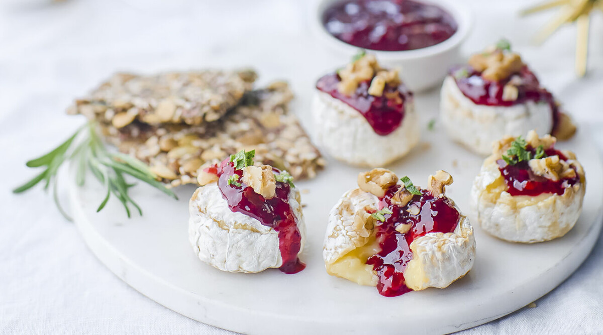 Bakad minibrie med björnbärs­kompott och nötter