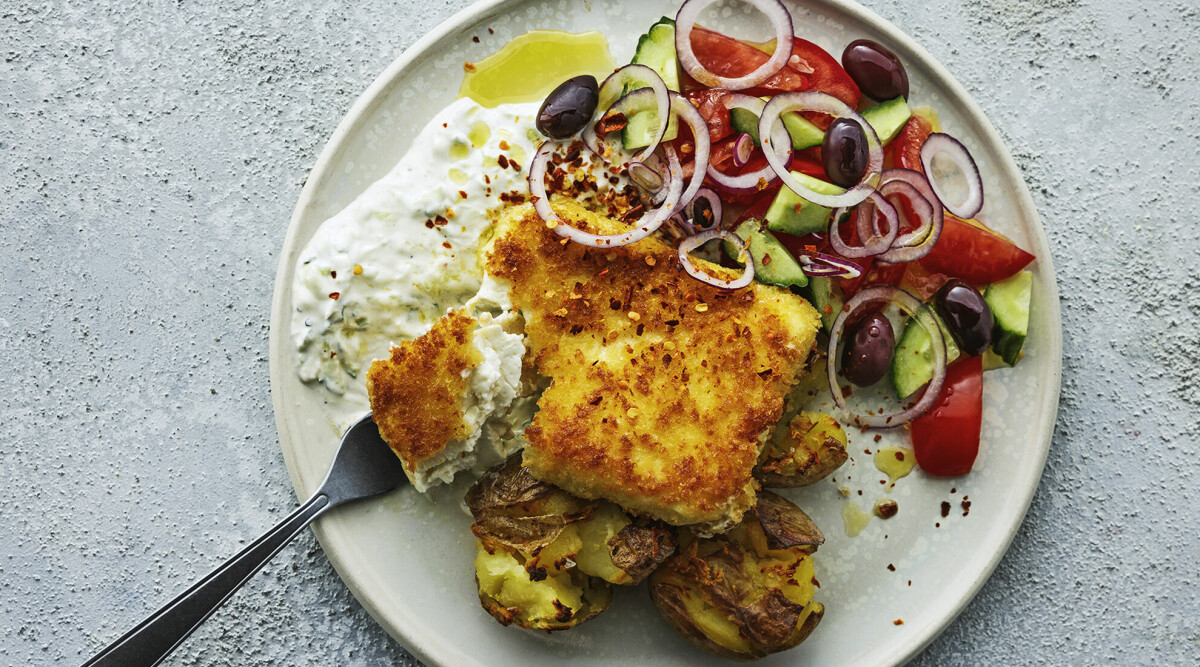 Frasig fetaost med krossad vitlökspotatis och tzatziki