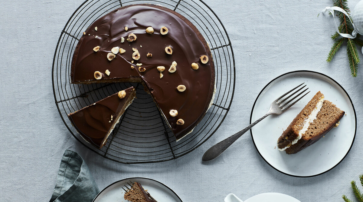 Mjuk pepparkaka med smörkräm och chokladöverdrag