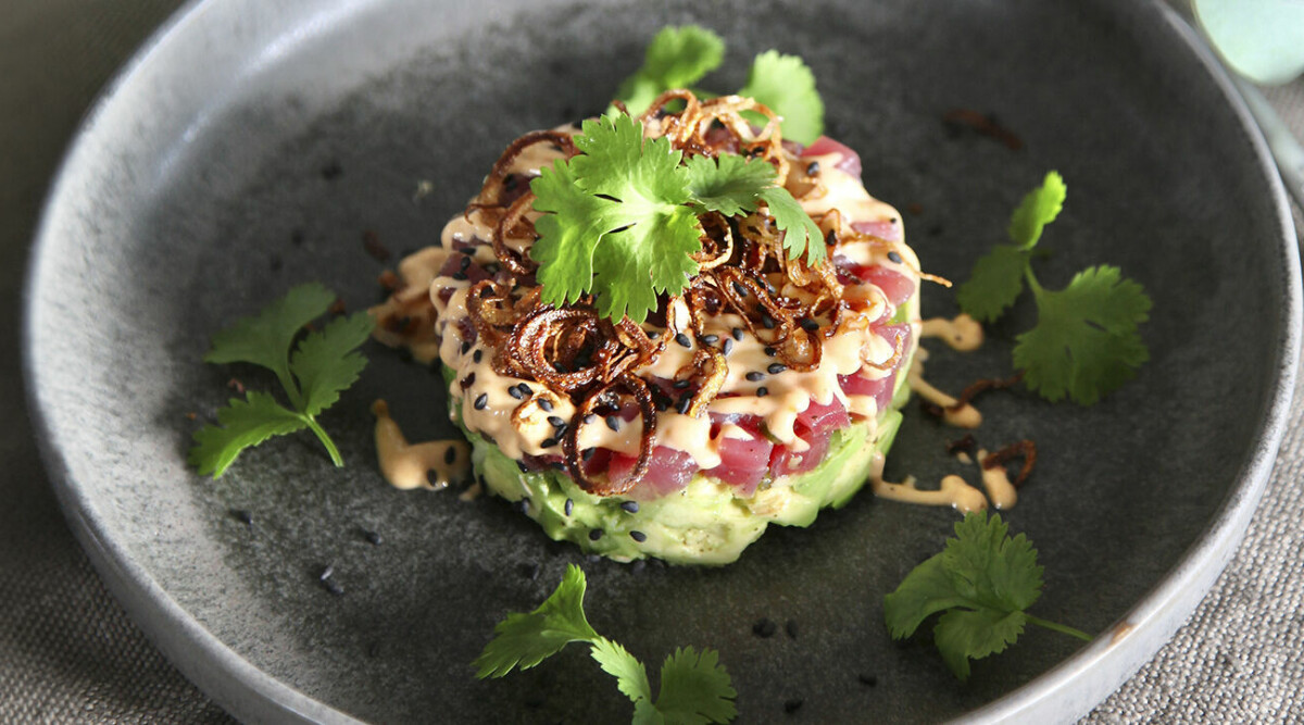 Tonfisktartar med friterad schalottenlök