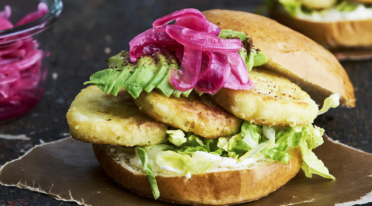 Halloumiburgare med picklad rödlök och avokado