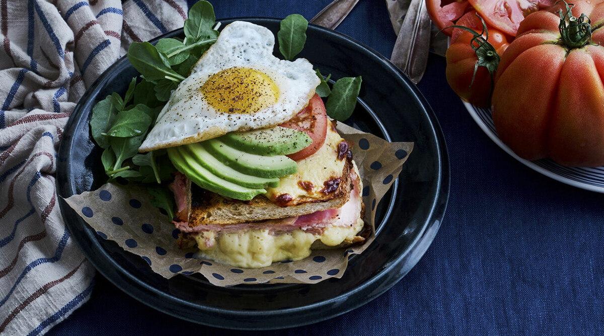 Croque Madame de luxe – med stekt ägg och avokado