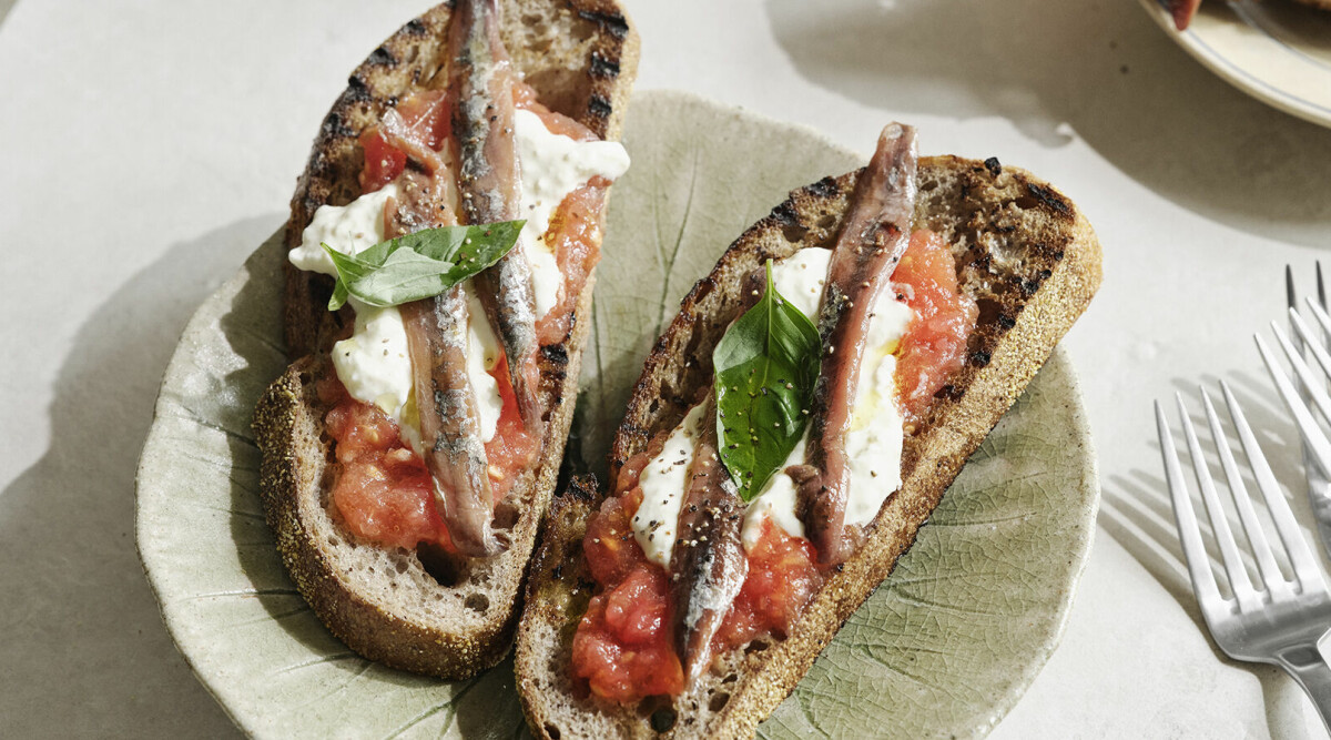 Bruschetta med stracciatella och tomat