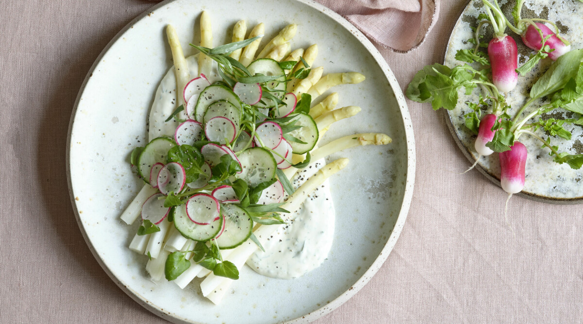 Primörsallad med vit sparris och bearnaisedressing