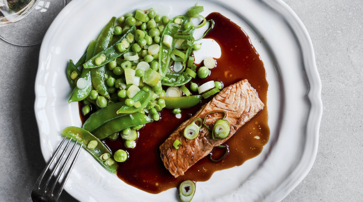 Honungsbakad lax med ljummen sallad