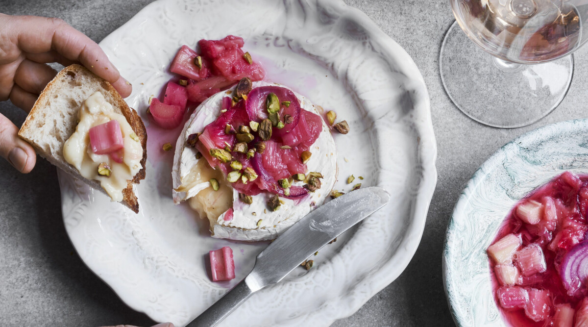 Grillad brie med rabarberchutney och pistaschnötter
