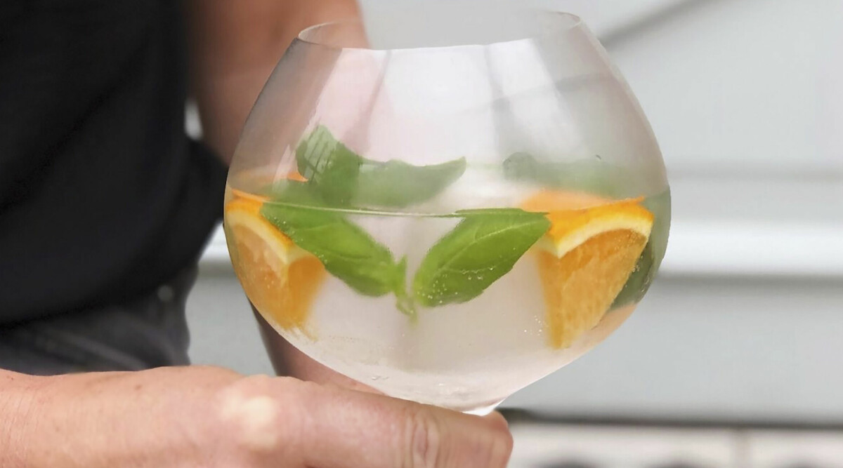 Gin och tonic med apelsin och basilika