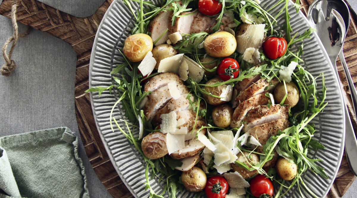 Tagliata med kyckling, rostad potatis och parmesankräm