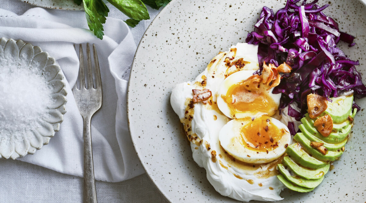 Labneh på soyayoghurt med rödkål och krämiga ägg