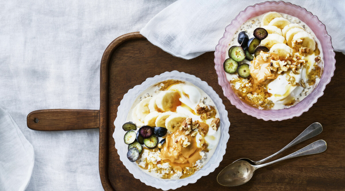 Over night oats med banan, blåbär och ­jordnötssmör