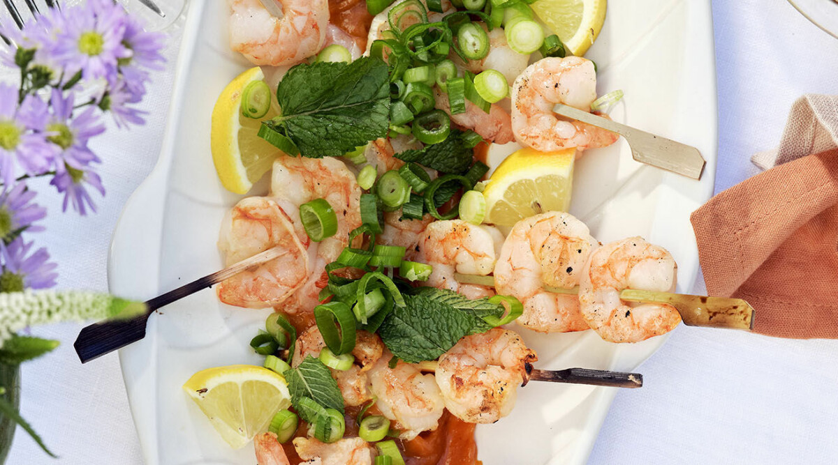 Grillade räkor med kryddig jordnötsdressing