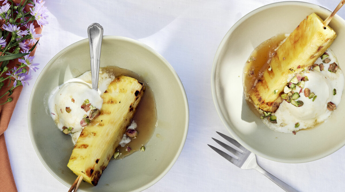 Grillad ananas med romsås och vaniljglass