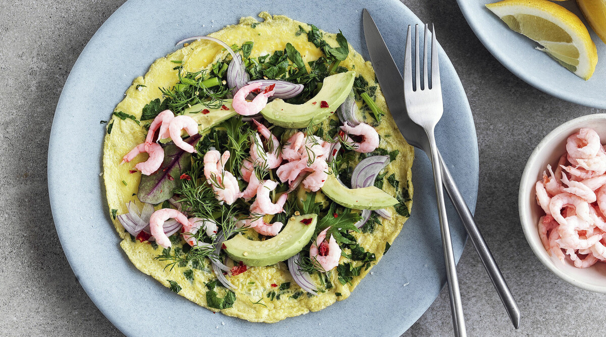 Omelettwraps med räkor, avokado och chili