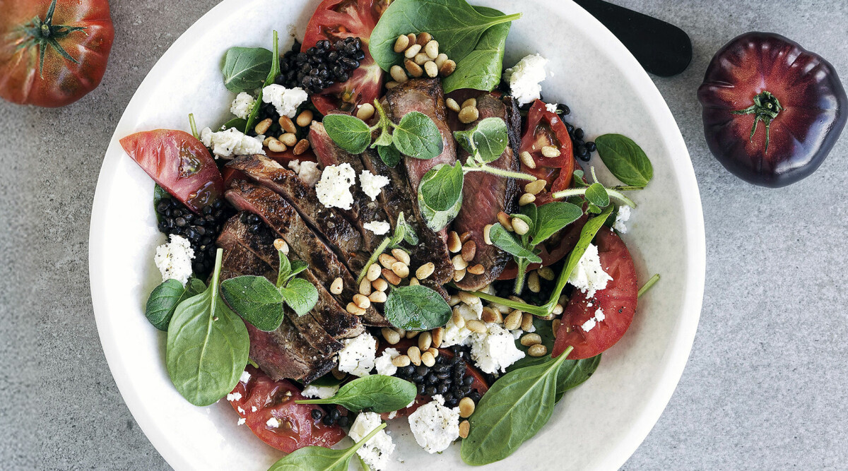 Steak salad med belugalinser och fetaost