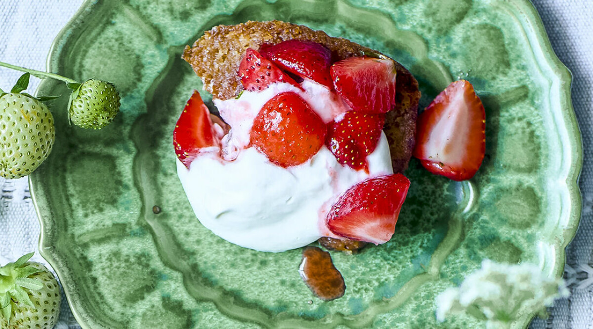 Brynt sockerkaka med vispad crème fraiche och jordgubbar