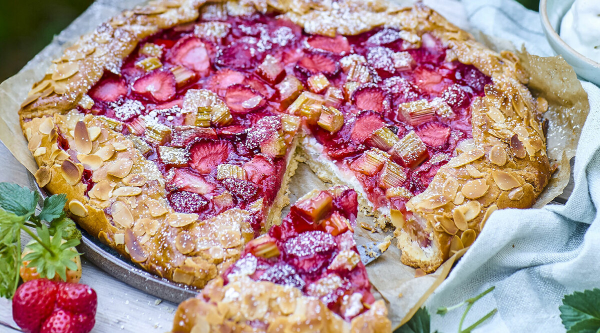 Jordgubbs- och rabarber­galette med ricotta