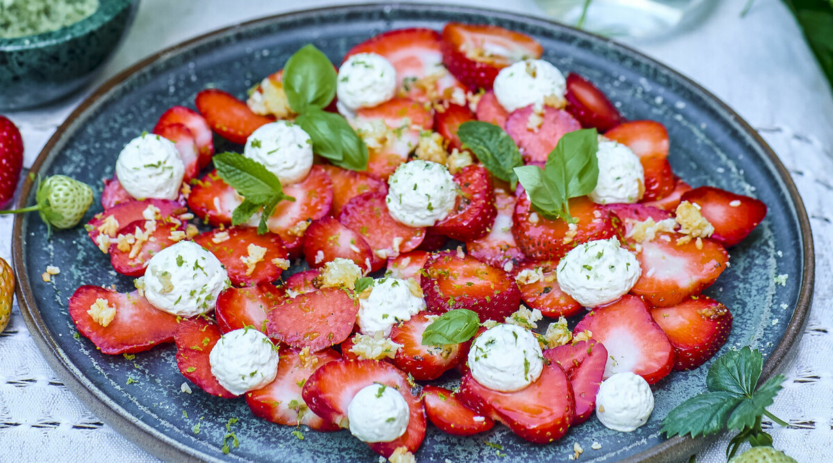 Jordgubbs-carpaccio med lime, mascarpone och kokos