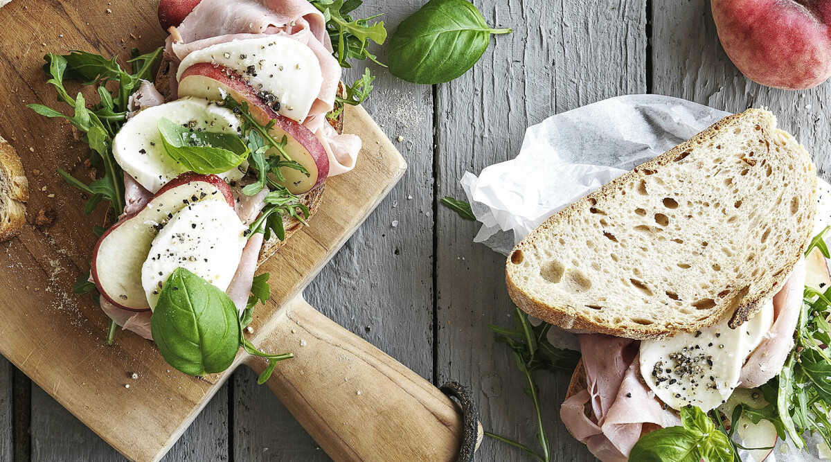 Sandwich med mozzarella, skinka och persika