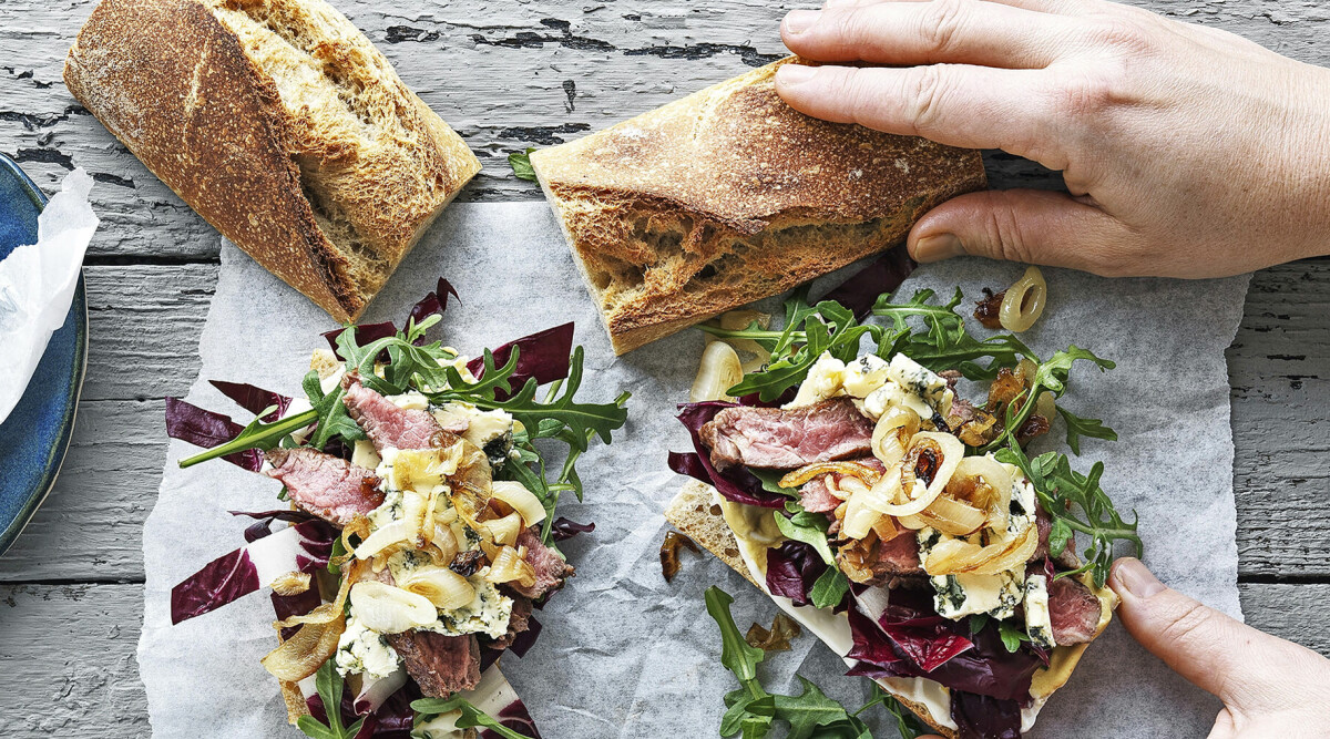 Steak sandwich med karamelliserad lök och blåmögelost