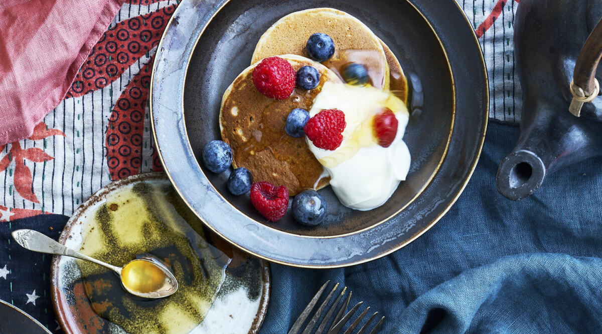 Amerikanska pannkakor med bär och sirap