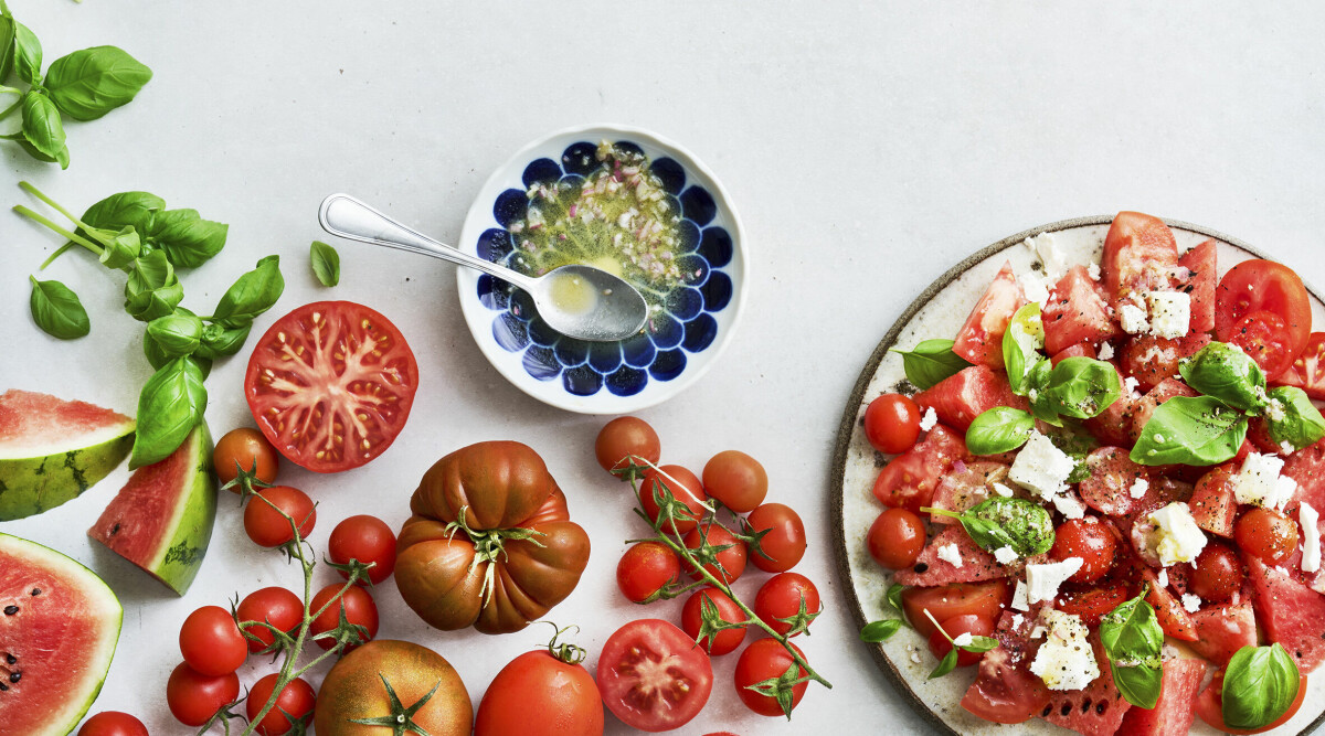Tomatsallad med vattenmelon och fetaost