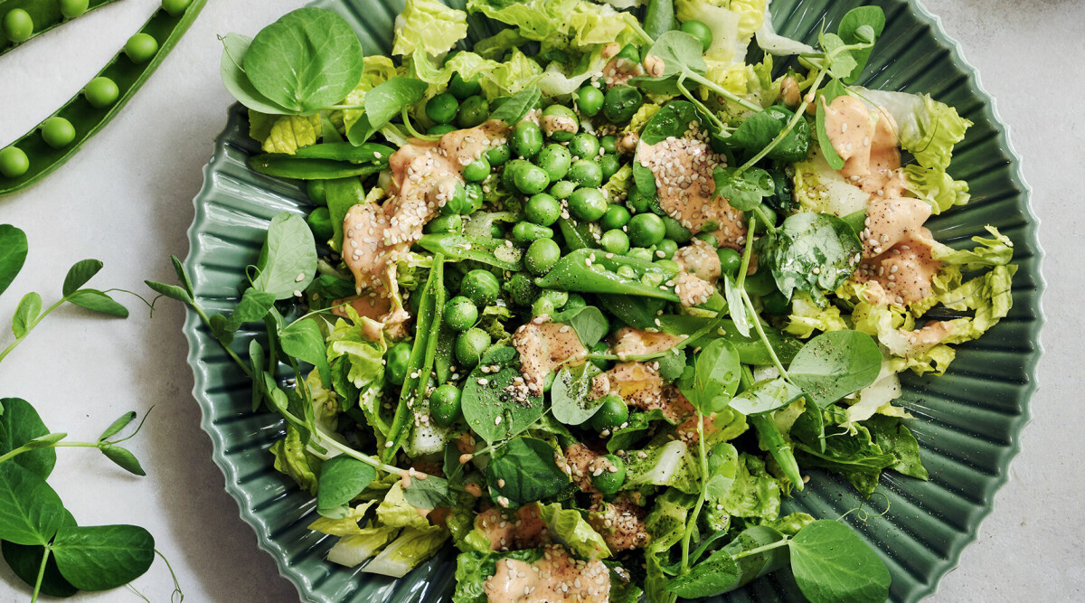 Sidosallad med sockerärtor och het asiatisk dressing