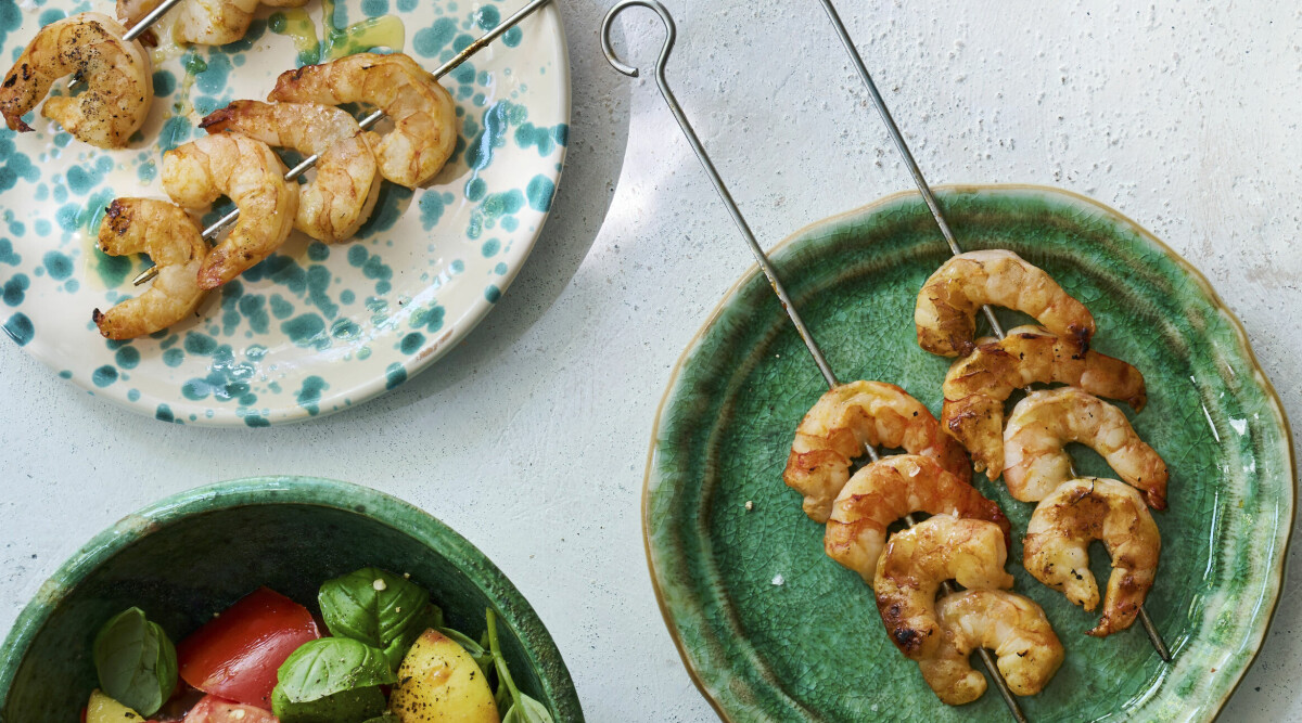 Grillade räkor med het persikosallad