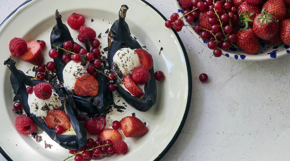 Grillad banana split med glass och sommarbär