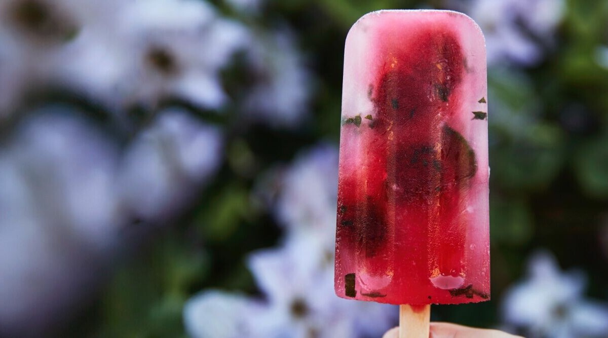 Jordgubbs-mojito popsicle – klassiska drinken som isglass