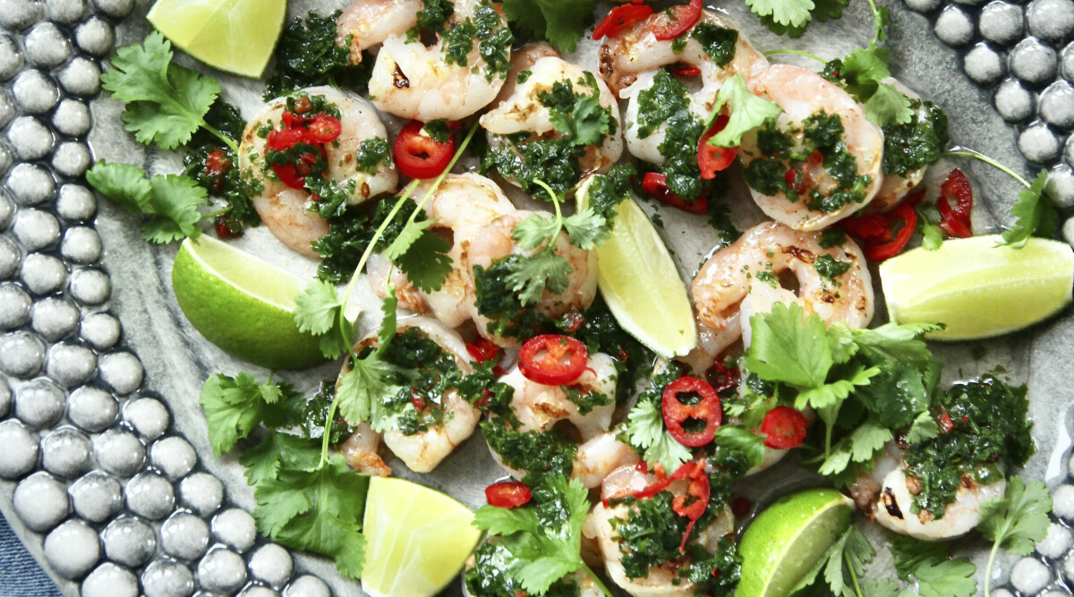 Grillade räkor med lime och koriandersalsa