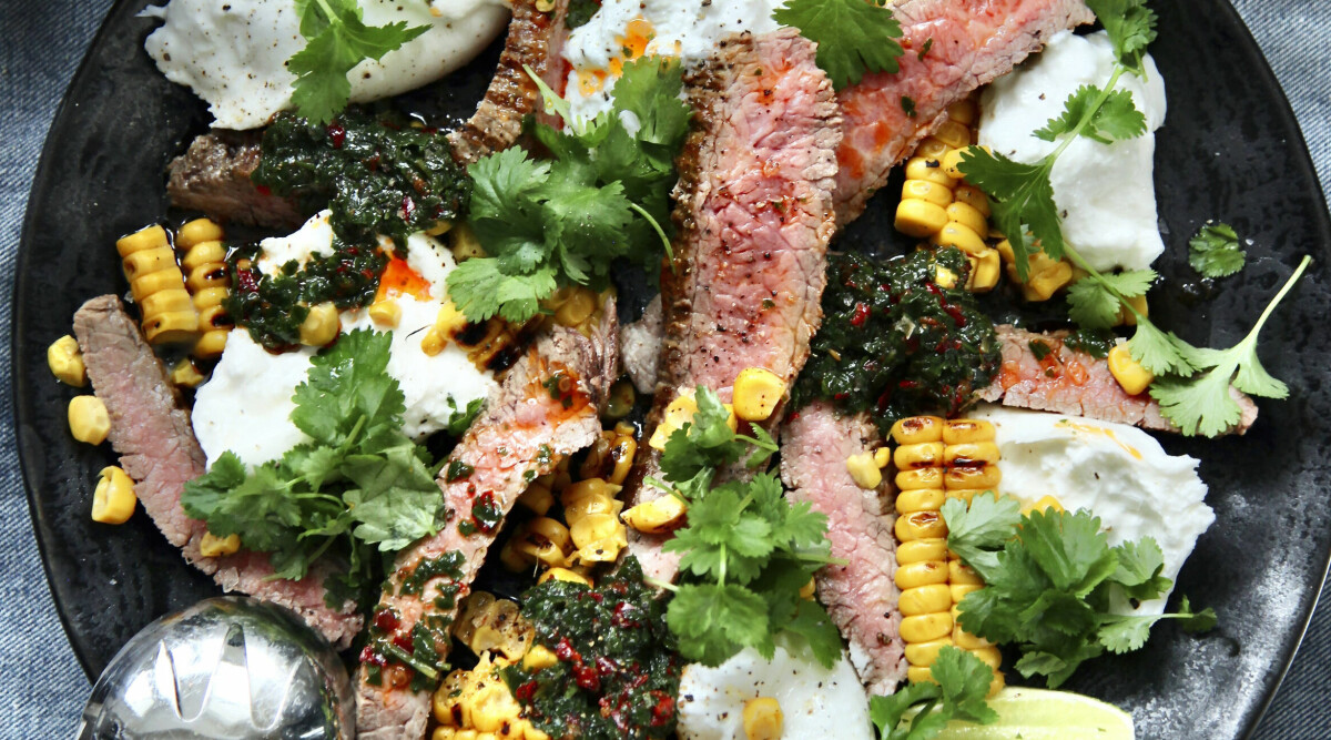 Grilltallrik med flankstek, burrata och het chimichurri