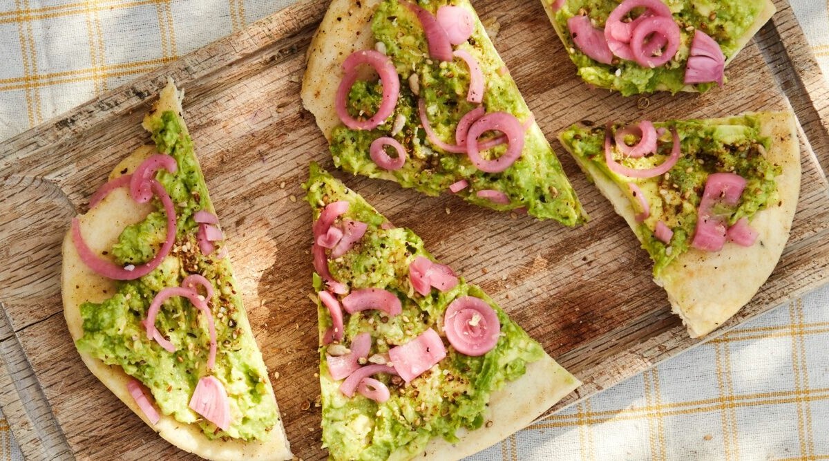 Flatbread med ­avokadoröra, ­dukkah och picklad lök