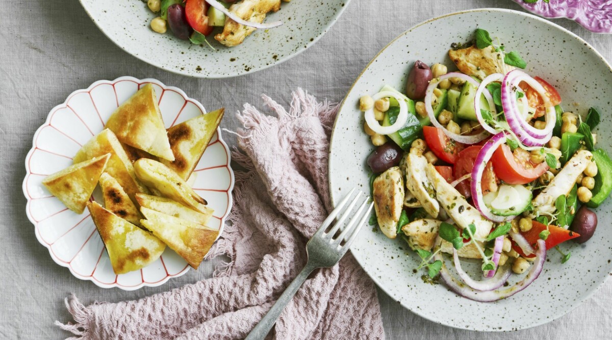Grekisk sallad med kyckling och pitabrödschips