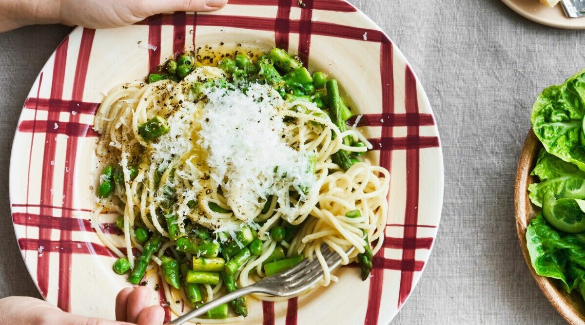 Lättlagad sommarpasta med sparris och citron