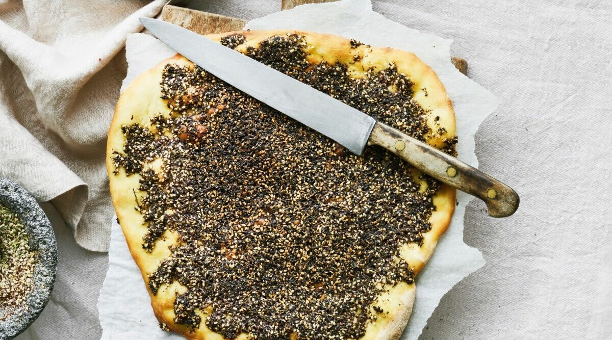 Zaatarpizza med krispig sallad