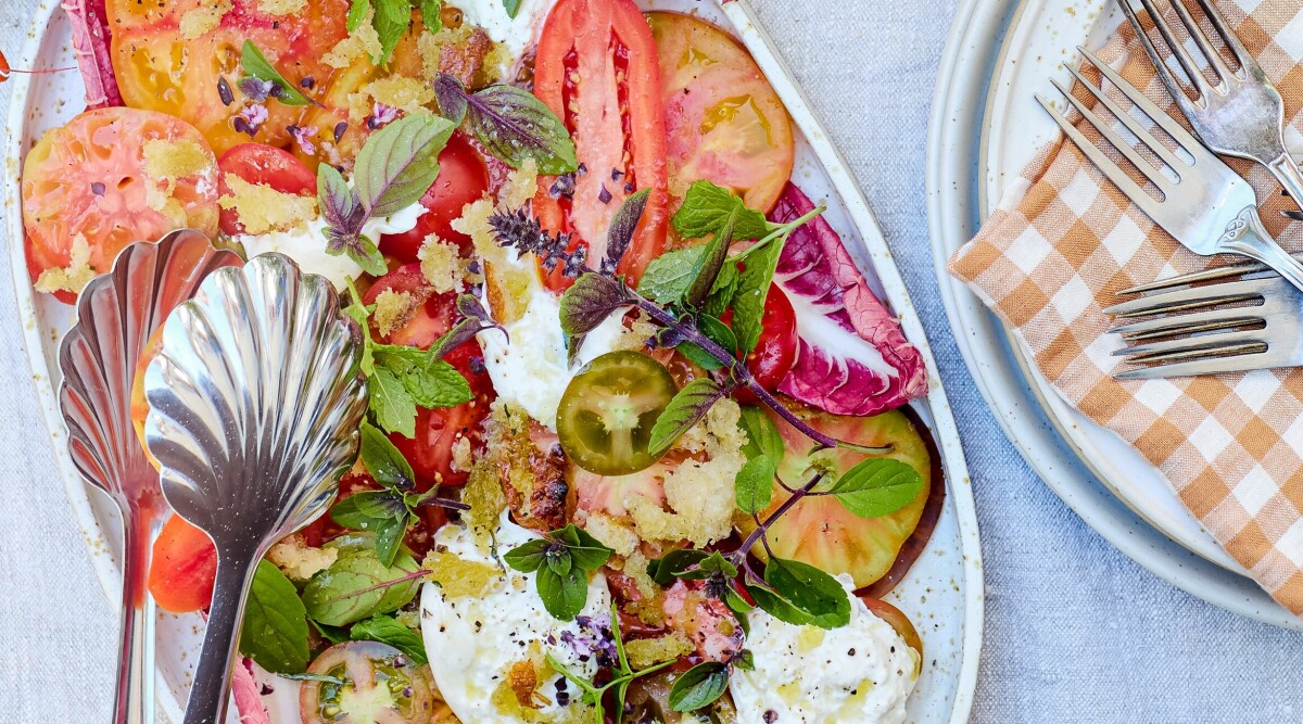 Tomatsallad med vit balsamico­dressing och burrata