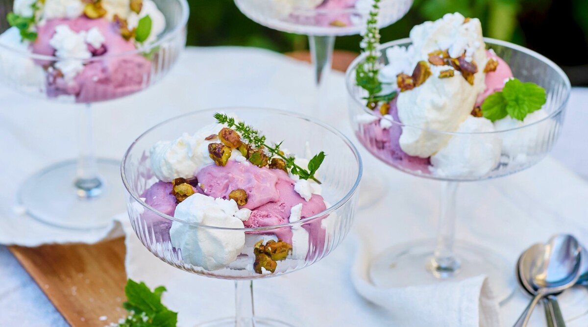 Marängsviss med blåbärsglass och salt pistaschcrunch