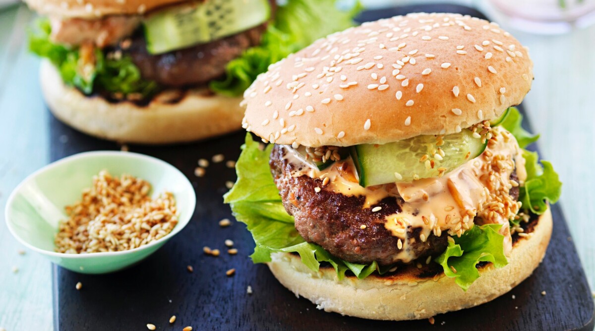 Hamburgare med kimchimajonnäs och sesamfrön