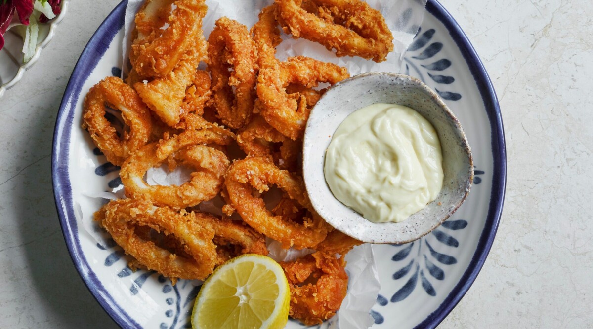 Calamares – så gör du friterade bläckfiskringar med citron­majonnäs