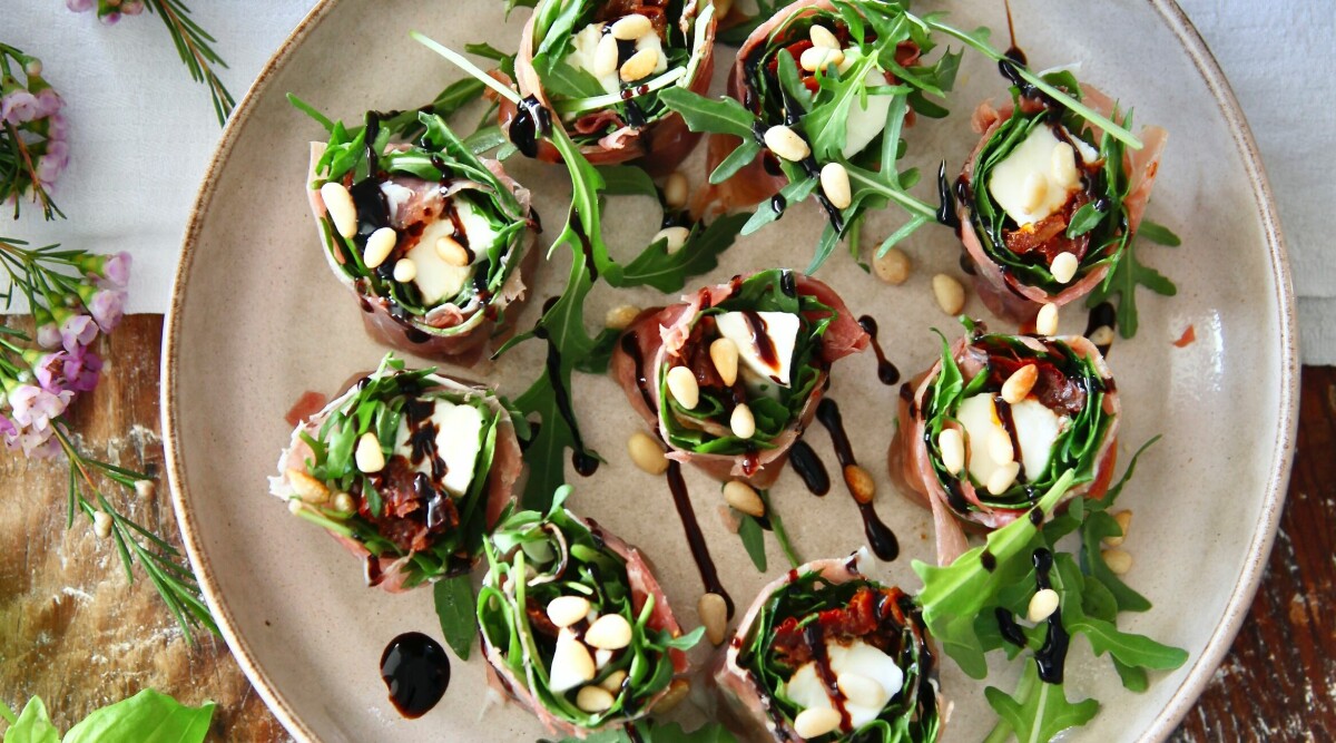 Italiensk sushi med parmaskinka, mozzarella och rucola