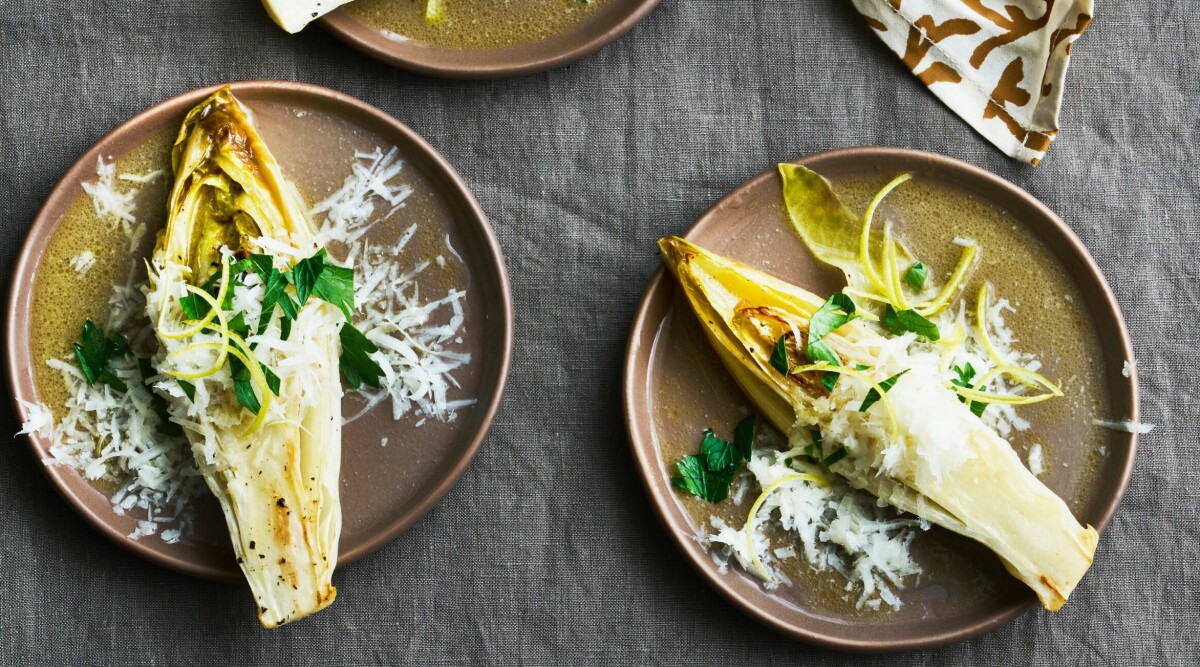 Ljummen endive­sallad med citron och pecorino