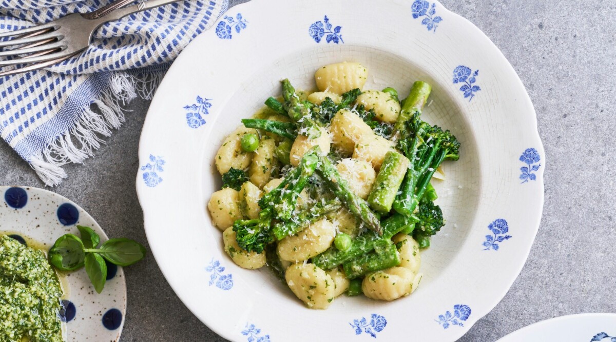 Gnocchi med pesto och sparris