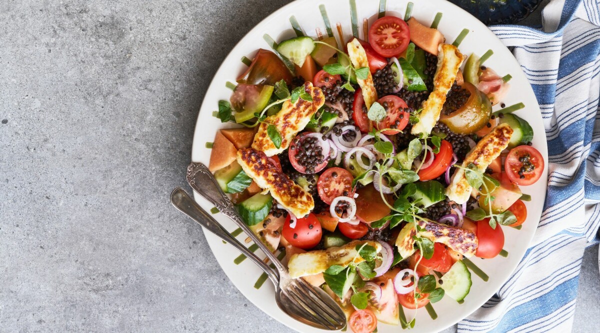 Melon- och tomatsallad med linser och halloumi