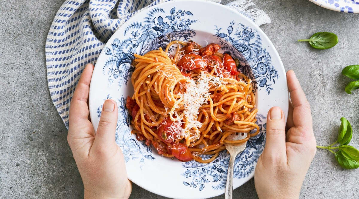 Pasta picante de luxe med salsiccia och tomatsallad